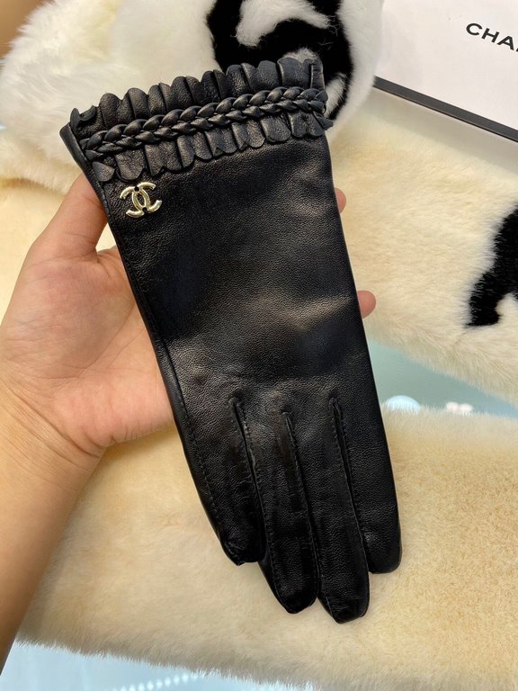 Chanel ~ Chanel's latest compilation twist   full touch screen gloves, using imported goatskin  , feminine Recommended models   , padded lining with a comfortable and warm belt!