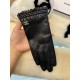 Chanel ~ Chanel's latest compilation twist   full touch screen gloves, using imported goatskin  , feminine Recommended models   , padded lining with a comfortable and warm belt!