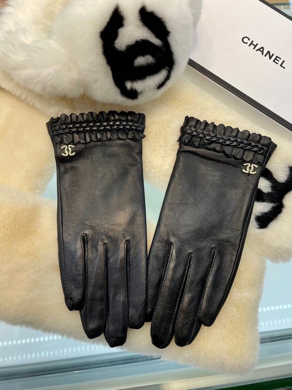 Chanel ~ Chanel's latest compilation twist   full touch screen gloves, using imported goatskin  , feminine Recommended models   , padded lining with a comfortable and warm belt!