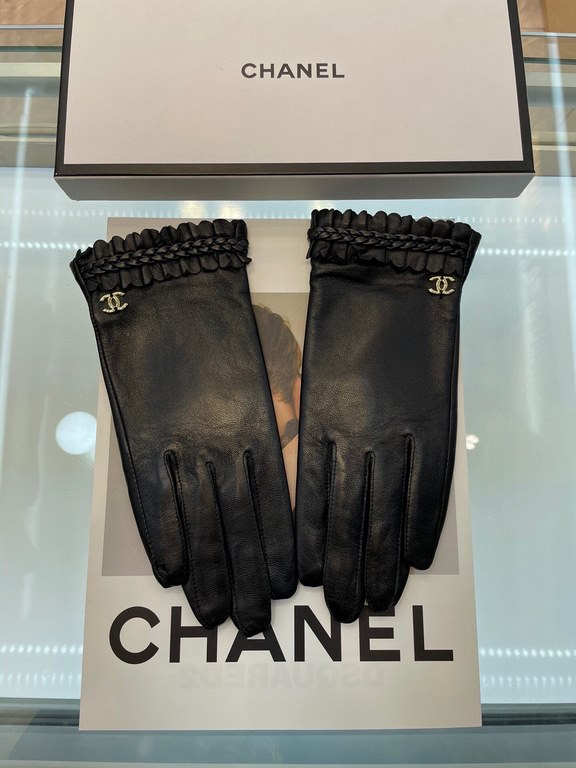 Chanel ~ Chanel's latest compilation twist   full touch screen gloves, using imported goatskin  , feminine Recommended models   , padded lining with a comfortable and warm belt!