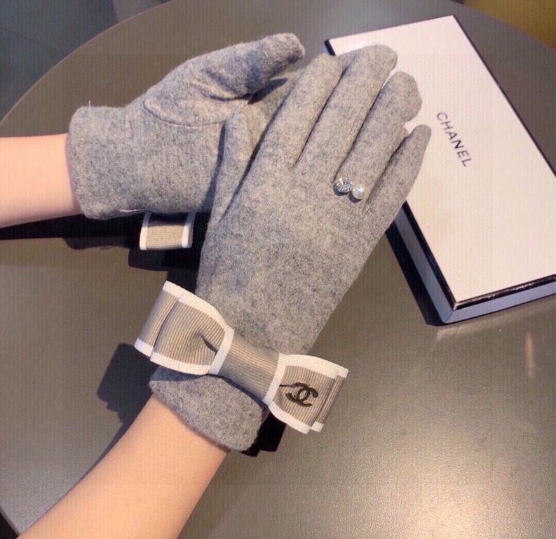 2021 New Chanel Chanel counter new wool gloves, fashion gloves, fall and winter warm padded lining, big bow   On the hand super comfortable and soft, versatile! With box   average size