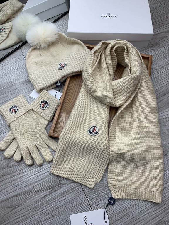 Masked mouth. [Three-piece wool suit fox hair hat  scarf  gloves] classic suit hat! Warm and super comfortable ~ winter Miss ageing artifacts Oh ~ this winter you are just short of such a set of suit hat la ~ and warm an