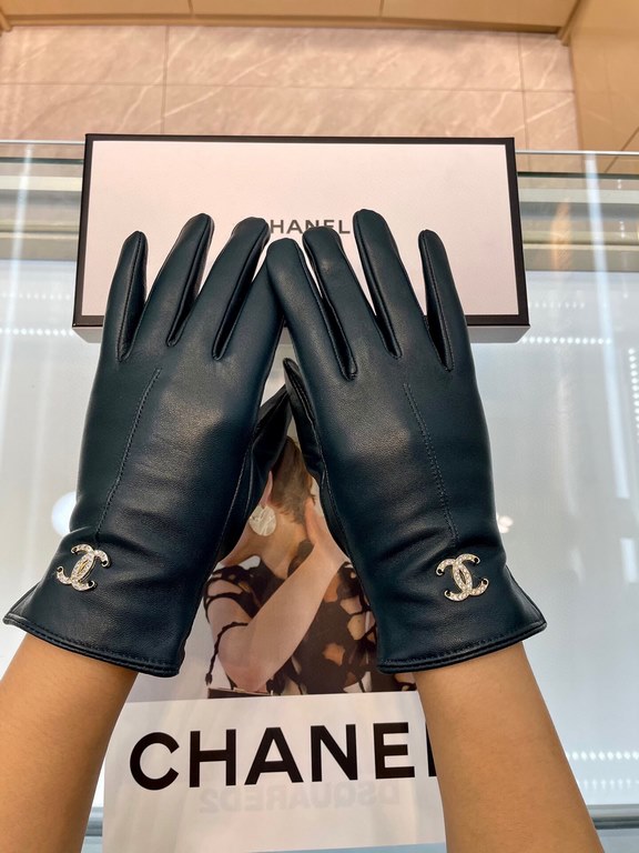 Dark green New exclusive first Chanel Chanel women's new high-grade sheepskin gloves    Goddess preferred can not miss      First-class sheepskin Leather fine and soft cashmere lining to keep warm better Goddesses set of