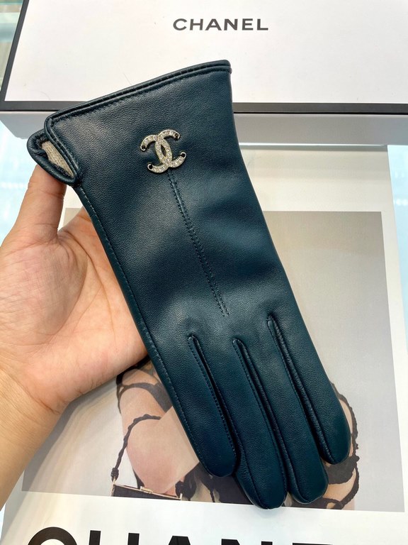 Dark green New exclusive first Chanel Chanel women's new high-grade sheepskin gloves    Goddess preferred can not miss      First-class sheepskin Leather fine and soft cashmere lining to keep warm better Goddesses set of