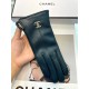 Dark green New exclusive first Chanel Chanel women's new high-grade sheepskin gloves    Goddess preferred can not miss      First-class sheepskin Leather fine and soft cashmere lining to keep warm better Goddesses set of