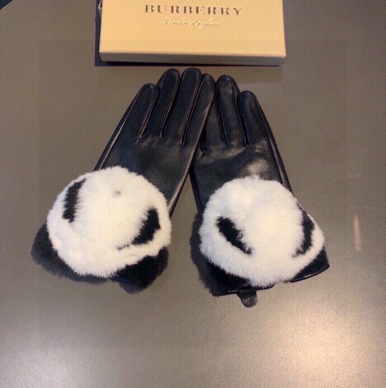 2022 Burberry BURBERRY   Counter New Cute   Moe Moe Bear Super Fire   Touch Screen Gloves   Autumn and winter warm padded lining, set of the United States can not be missed   on the hands of the ultra-comfortable and sof