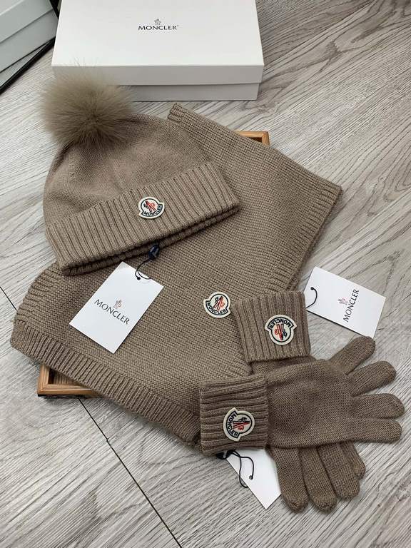 Monmouth. [Three-piece wool suit fox hair hat  scarf  gloves] classic set hat! Warm and super comfortable ~ winter miss ageing artifacts Oh ~ this winter you are just short of such a set of suit hat la ~ and warm and sty