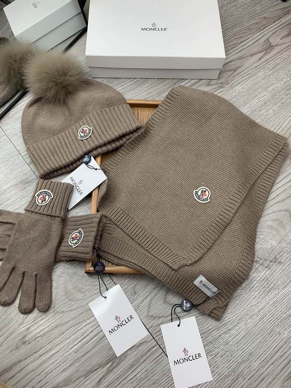 Monmouth. [Three-piece wool suit fox hair hat  scarf  gloves] classic set hat! Warm and super comfortable ~ winter miss ageing artifacts Oh ~ this winter you are just short of such a set of suit hat la ~ and warm and sty