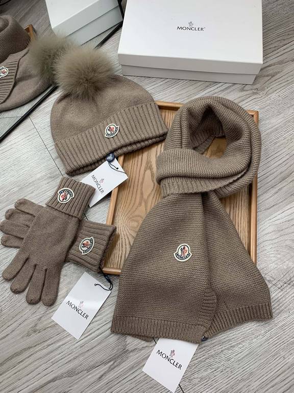 Monmouth. [Three-piece wool suit fox hair hat  scarf  gloves] classic set hat! Warm and super comfortable ~ winter miss ageing artifacts Oh ~ this winter you are just short of such a set of suit hat la ~ and warm and sty