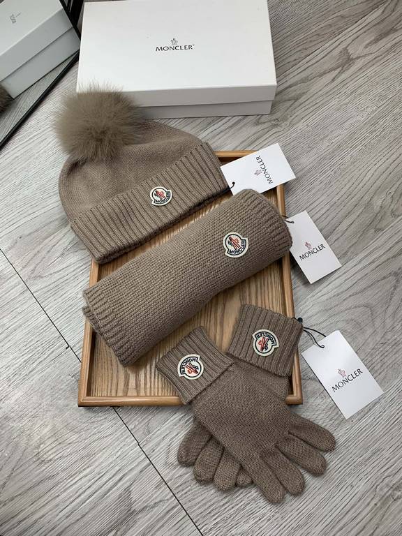 Monmouth. [Three-piece wool suit fox hair hat  scarf  gloves] classic set hat! Warm and super comfortable ~ winter miss ageing artifacts Oh ~ this winter you are just short of such a set of suit hat la ~ and warm and sty