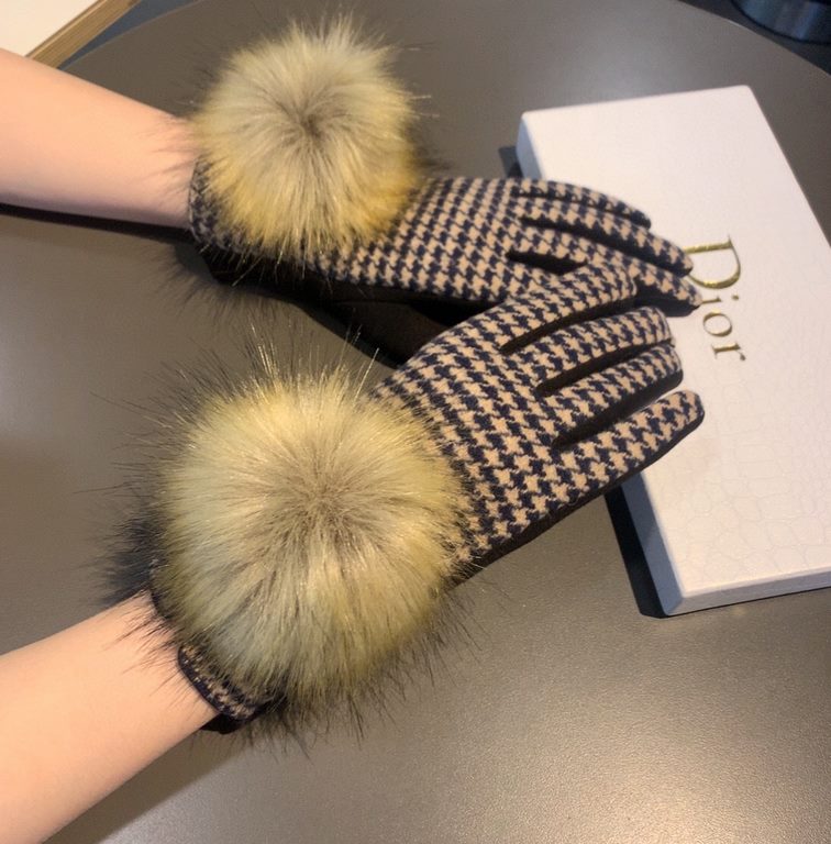 with packagingDior Dior counter new large fox fur ball   wool gloves   fashion gloves, fall and winter warm must-have, padded lining, thousand bird check   on the hand super comfortable and soft,   versatile! average siz