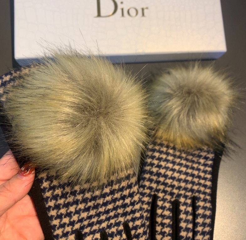 with packagingDior Dior counter new large fox fur ball   wool gloves   fashion gloves, fall and winter warm must-have, padded lining, thousand bird check   on the hand super comfortable and soft,   versatile! average siz