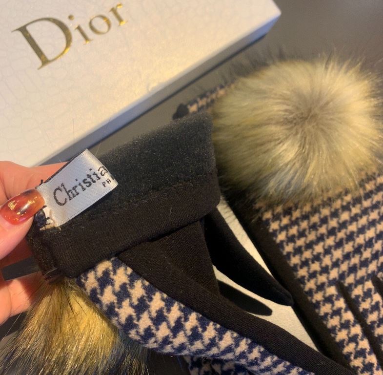 with packagingDior Dior counter new large fox fur ball   wool gloves   fashion gloves, fall and winter warm must-have, padded lining, thousand bird check   on the hand super comfortable and soft,   versatile! average siz