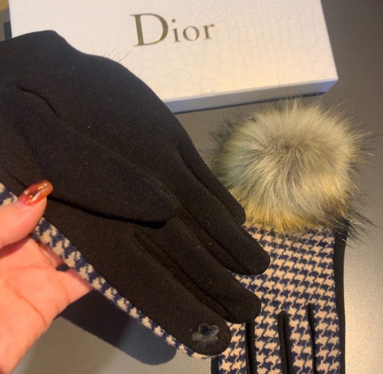 with packagingDior Dior counter new large fox fur ball   wool gloves   fashion gloves, fall and winter warm must-have, padded lining, thousand bird check   on the hand super comfortable and soft,   versatile! average siz