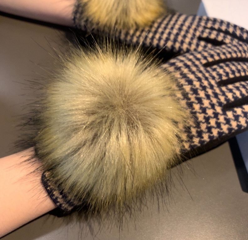 with packagingDior Dior counter new large fox fur ball   wool gloves   fashion gloves, fall and winter warm must-have, padded lining, thousand bird check   on the hand super comfortable and soft,   versatile! average siz