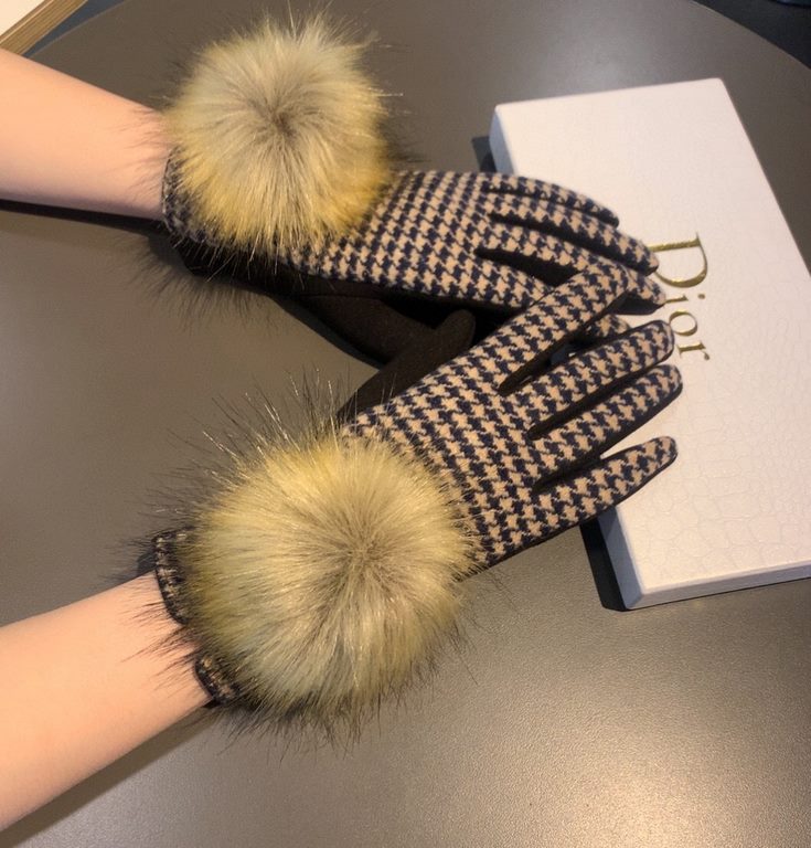 with packagingDior Dior counter new large fox fur ball   wool gloves   fashion gloves, fall and winter warm must-have, padded lining, thousand bird check   on the hand super comfortable and soft,   versatile! average siz