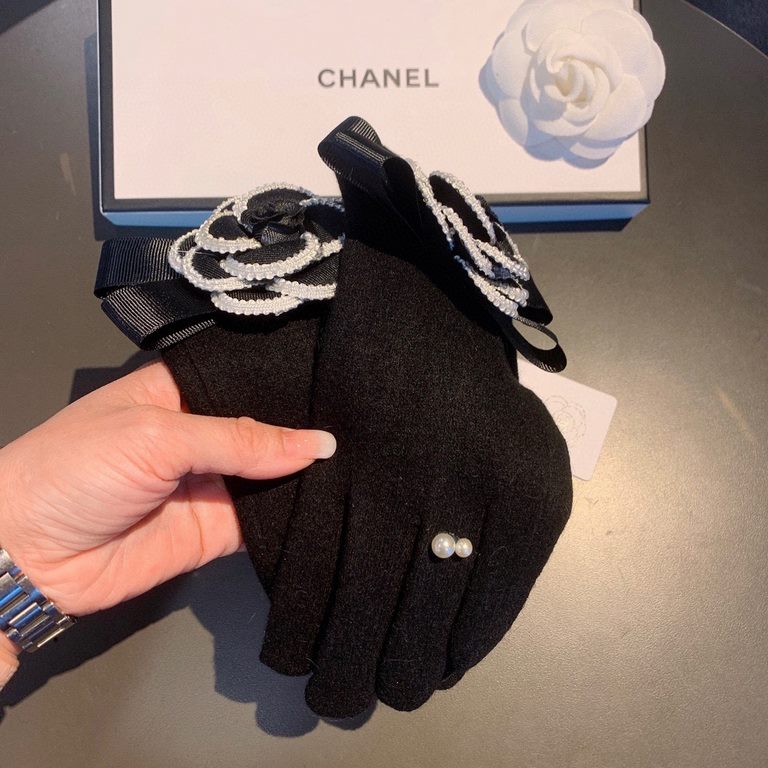 Chanel Chanel counter new   wool gloves, fashion gloves,    fall and winter warm padded lining, super fairy camellia, on the hand of super comfortable and soft, versatile! With box   average size