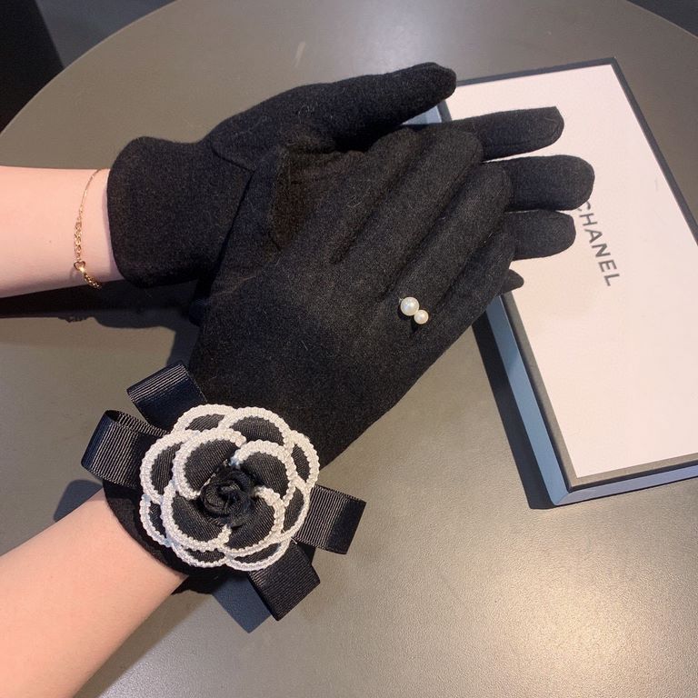 Chanel Chanel counter new   wool gloves, fashion gloves,    fall and winter warm padded lining, super fairy camellia, on the hand of super comfortable and soft, versatile! With box   average size