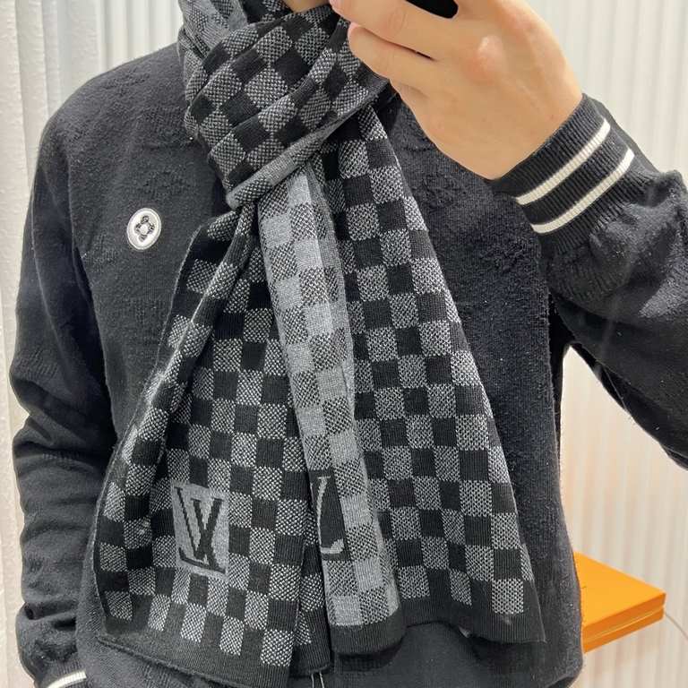 Men's Benefits The 3D Monogram Scarf is a modern, color-blocked take on Louis Vuitton's classic elements, knitted with the finest craftsmanship. Pair it with the matching knit cap and touchscreen gloves for a harmonious 