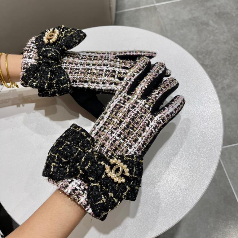 Chanel Chanel counter new wool gloves, fashion gloves, fall and winter warm padded lining, super whine bow  , on the hand super comfortable and soft, versatile! With box   even size