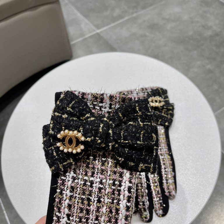 Chanel Chanel counter new wool gloves, fashion gloves, fall and winter warm padded lining, super whine bow  , on the hand super comfortable and soft, versatile! With box   even size