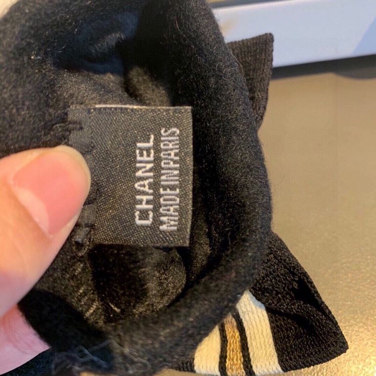 批 Chanel fall and winter women's touch screen gloves    wool  cute butterfly   lining padded soft and cozy driving recommended models