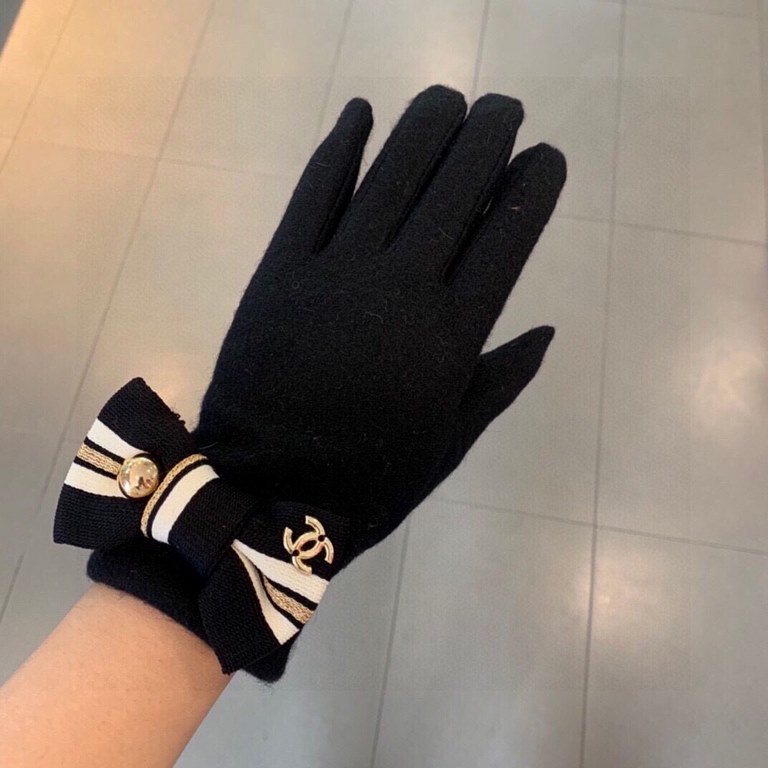 批 Chanel fall and winter women's touch screen gloves    wool  cute butterfly   lining padded soft and cozy driving recommended models