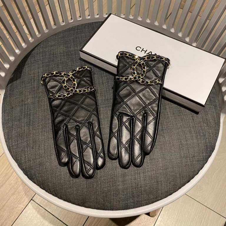 Chanel Chanel latest chain  full hand knitted double C    touch screen gloves, made of imported Esse sheepskin  , silk lining [hee-haw] [hee-haw] cost-effective is very high,   , the goddess must-have