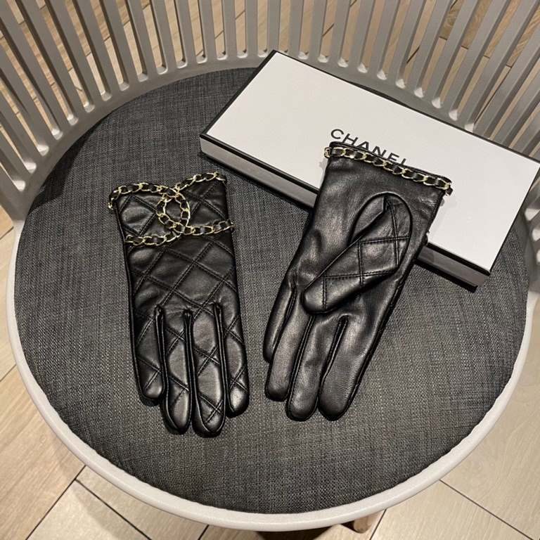 Chanel Chanel latest chain  full hand knitted double C    touch screen gloves, made of imported Esse sheepskin  , silk lining [hee-haw] [hee-haw] cost-effective is very high,   , the goddess must-have