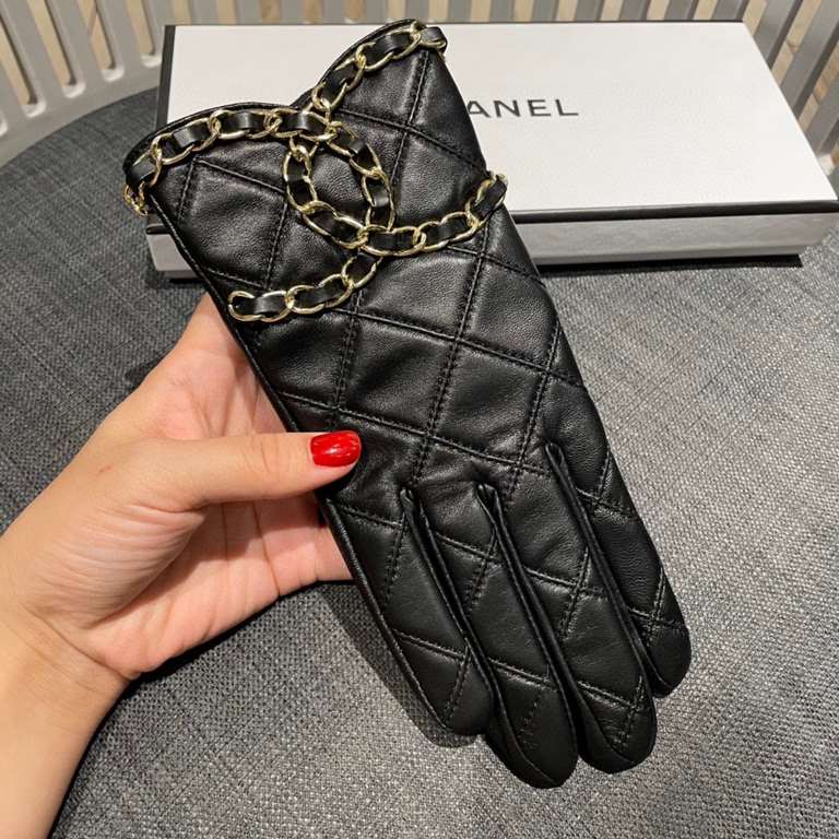 Chanel Chanel latest chain  full hand knitted double C    touch screen gloves, made of imported Esse sheepskin  , silk lining [hee-haw] [hee-haw] cost-effective is very high,   , the goddess must-have