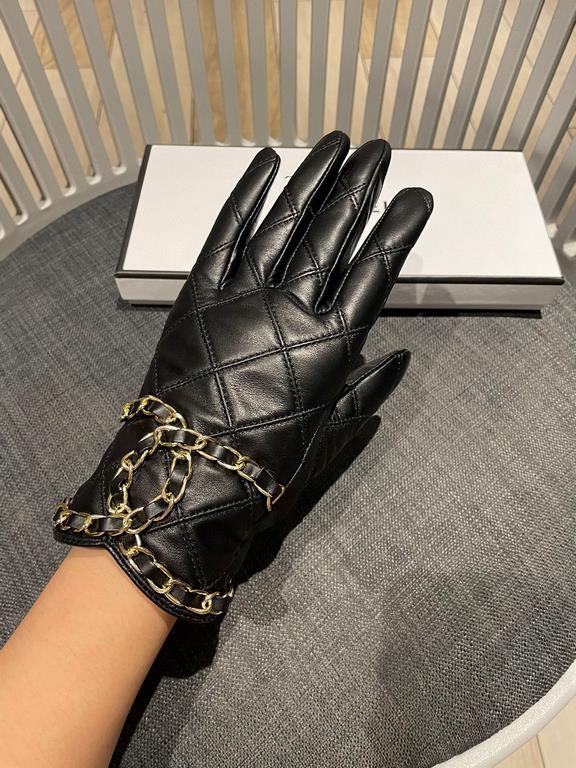 Chanel Chanel latest chain  full hand knitted double C    touch screen gloves, made of imported Esse sheepskin  , silk lining [hee-haw] [hee-haw] cost-effective is very high,   , the goddess must-have