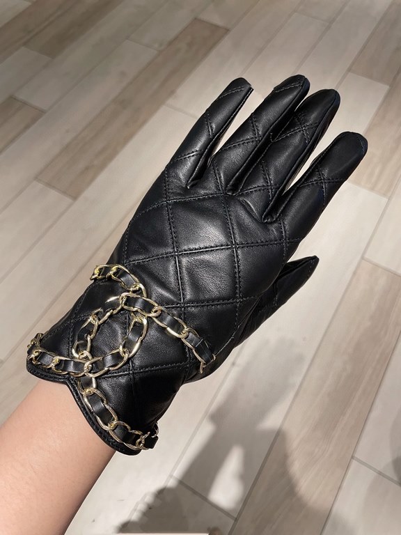 Chanel Chanel latest chain  full hand knitted double C    touch screen gloves, made of imported Esse sheepskin  , silk lining [hee-haw] [hee-haw] cost-effective is very high,   , the goddess must-have