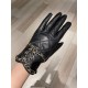 Chanel Chanel latest chain  full hand knitted double C    touch screen gloves, made of imported Esse sheepskin  , silk lining [hee-haw] [hee-haw] cost-effective is very high,   , the goddess must-have