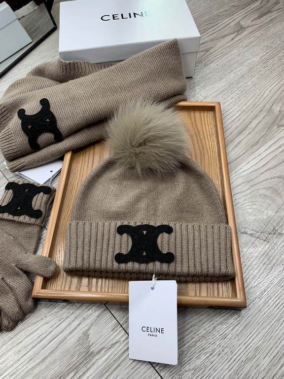 Celine. [Three-piece wool suit fox hair hat  scarf  gloves] classic suit hat! Warm and super comfortable ~ winter Miss ageing artifacts Oh ~ this winter you are missing such a set of suit hat la ~ and warm and stylish! M