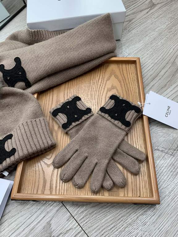 Celine. [Three-piece wool suit fox hair hat  scarf  gloves] classic suit hat! Warm and super comfortable ~ winter Miss ageing artifacts Oh ~ this winter you are missing such a set of suit hat la ~ and warm and stylish! M