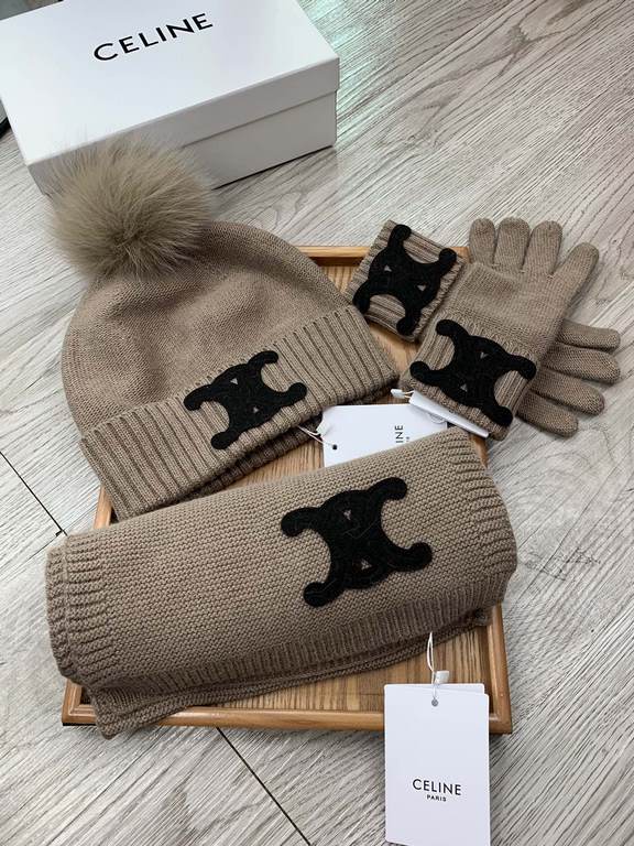 Celine. [Three-piece wool suit fox hair hat  scarf  gloves] classic suit hat! Warm and super comfortable ~ winter Miss ageing artifacts Oh ~ this winter you are missing such a set of suit hat la ~ and warm and stylish! M