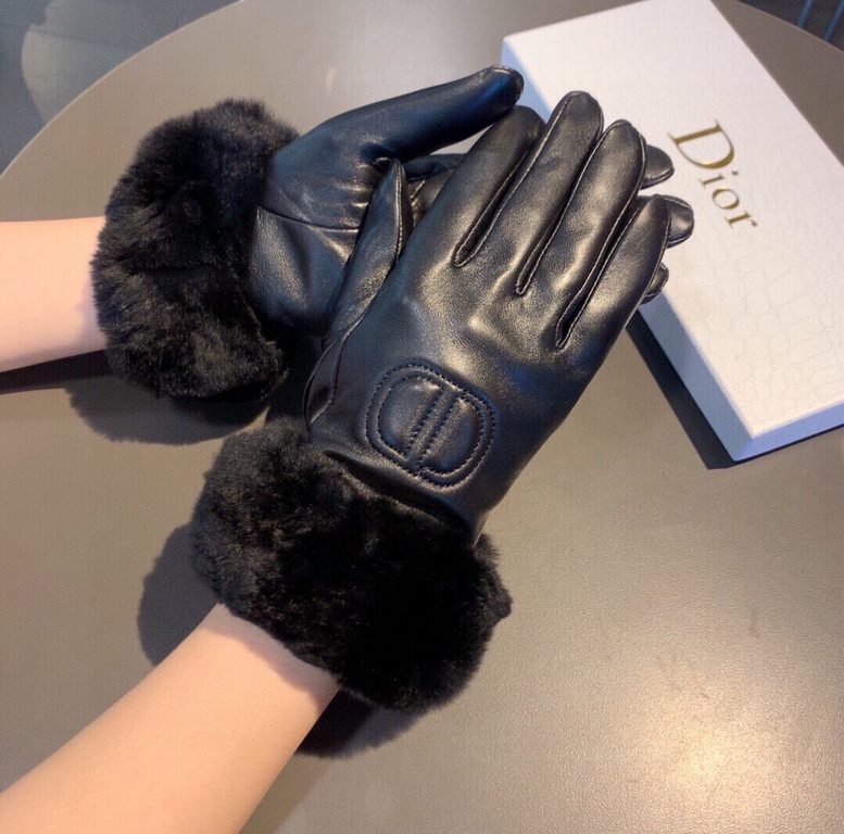 .Dior DIDR new 2021 fall and winter lazy rabbit hair CD sheepskin embroidered gloves   cell phone touch screen, worth comparing     the same paragraph different quality, kill the market poor product, imported a first-cla