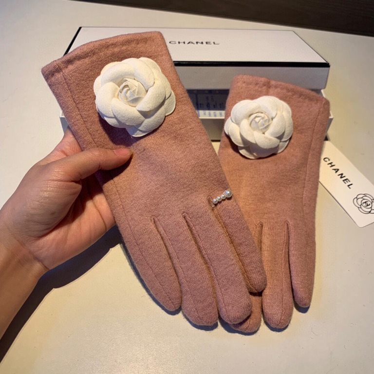 With packagingChanel Chanel counter new wool gloves, fashion gloves, fall and winter warm padded lining, super fairy camellia, on the hand super comfortable and soft, versatile!