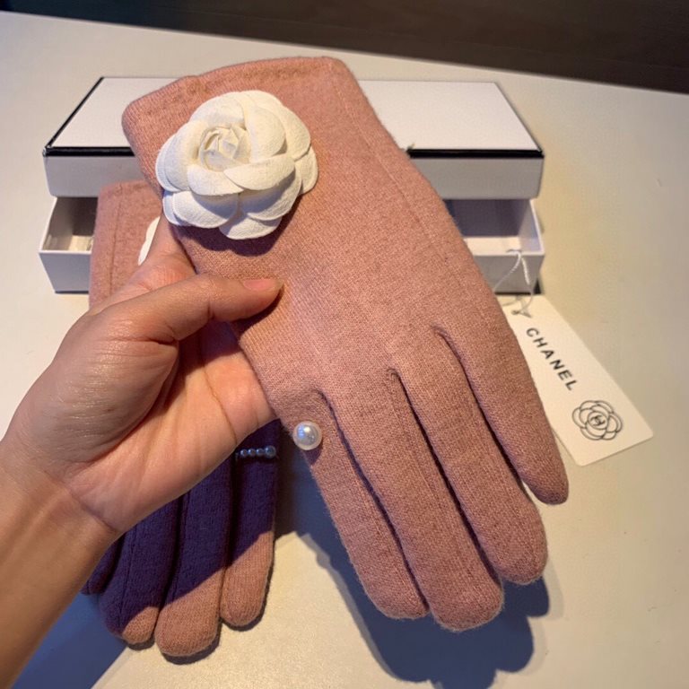 With packagingChanel Chanel counter new wool gloves, fashion gloves, fall and winter warm padded lining, super fairy camellia, on the hand super comfortable and soft, versatile!