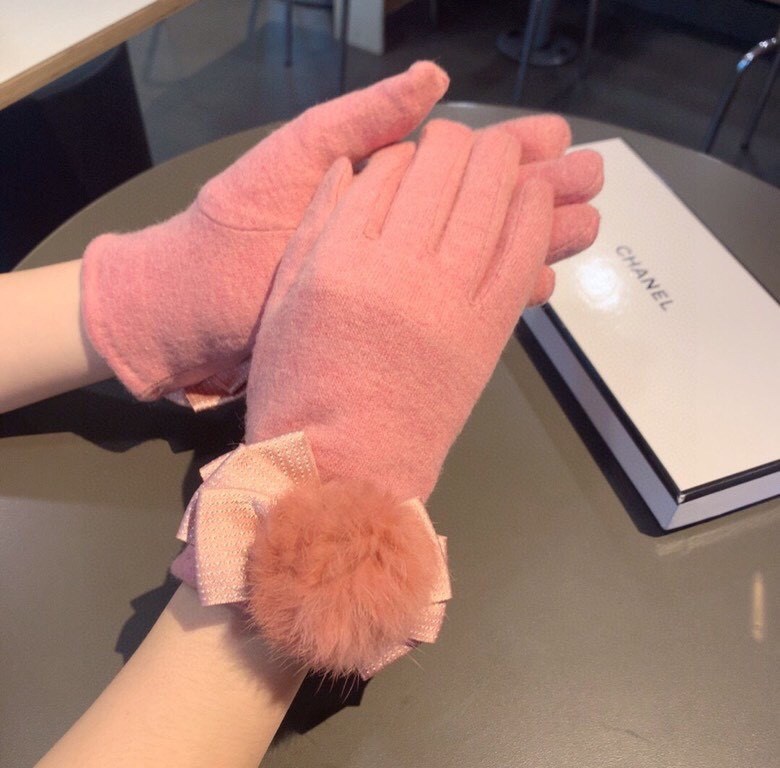 With packaging2022 new Chanel Chanel counter new wool gloves, fashion gloves, fall and winter warm padded lining, with fox fur ball ten bow   on the hand super comfortable and soft, versatile! Average size