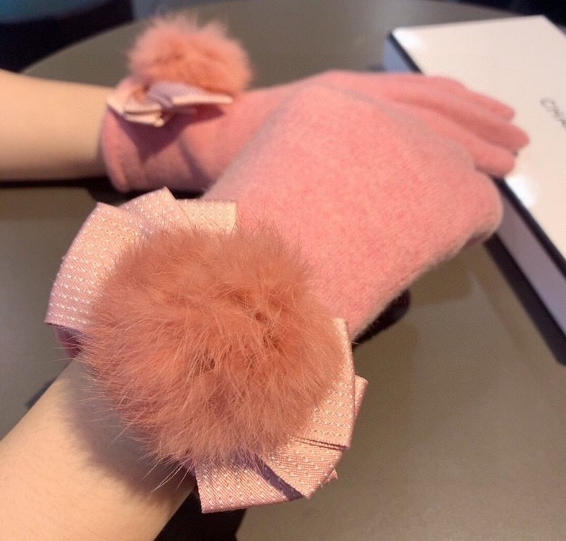 With packaging2022 new Chanel Chanel counter new wool gloves, fashion gloves, fall and winter warm padded lining, with fox fur ball ten bow   on the hand super comfortable and soft, versatile! Average size