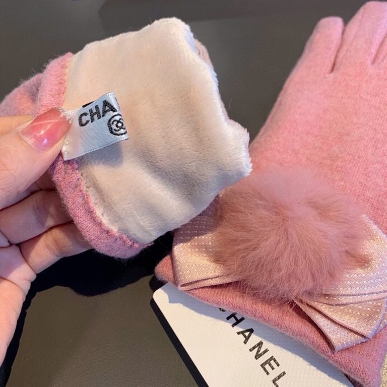 With packaging2022 new Chanel Chanel counter new wool gloves, fashion gloves, fall and winter warm padded lining, with fox fur ball ten bow   on the hand super comfortable and soft, versatile! Average size