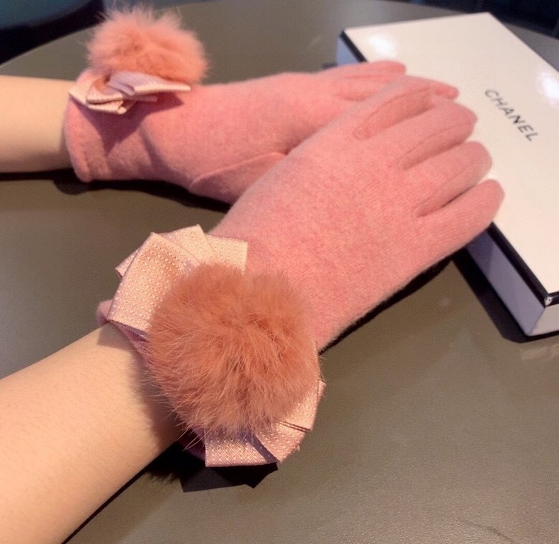 With packaging2022 new Chanel Chanel counter new wool gloves, fashion gloves, fall and winter warm padded lining, with fox fur ball ten bow   on the hand super comfortable and soft, versatile! Average size