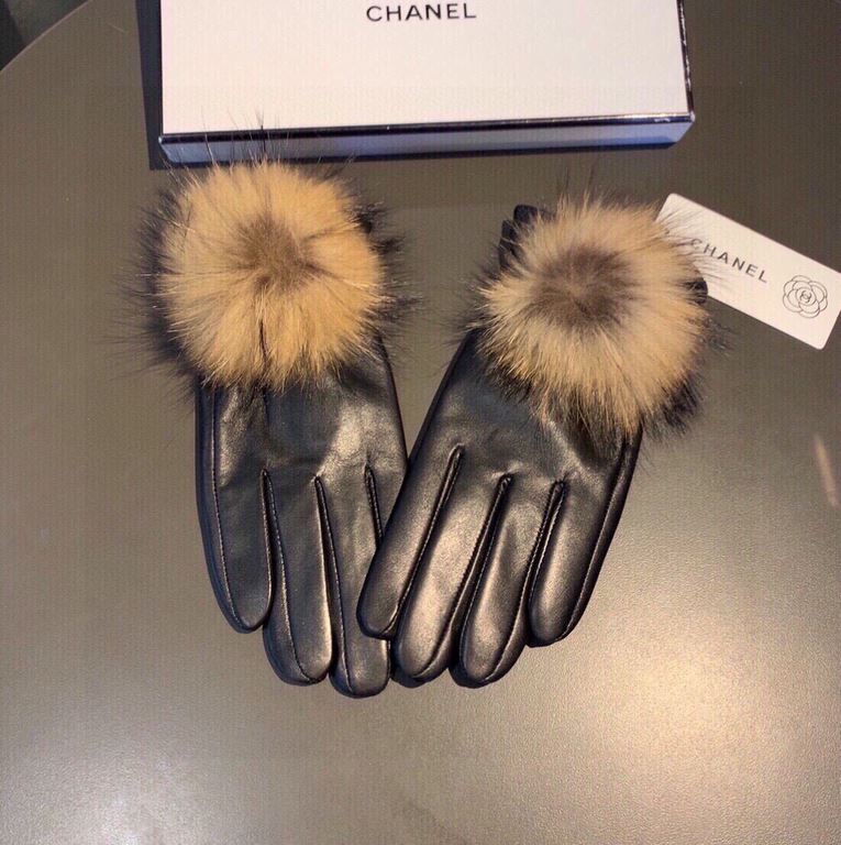 .Chanel Chanel 2021 fall and winter large fox fur ball touch screen gloves   goddess set of beauty must have  single product, beautiful   worth comparing    the same paragraph of different qualities, kill the market poor