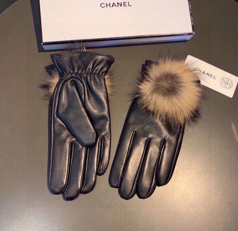 .Chanel Chanel 2021 fall and winter large fox fur ball touch screen gloves   goddess set of beauty must have  single product, beautiful   worth comparing    the same paragraph of different qualities, kill the market poor