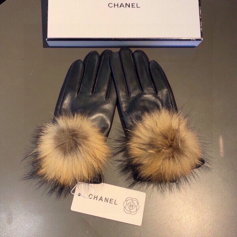 .Chanel Chanel 2021 fall and winter large fox fur ball touch screen gloves   goddess set of beauty must have  single product, beautiful   worth comparing    the same paragraph of different qualities, kill the market poor