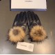 .Chanel Chanel 2021 fall and winter large fox fur ball touch screen gloves   goddess set of beauty must have  single product, beautiful   worth comparing    the same paragraph of different qualities, kill the market poor