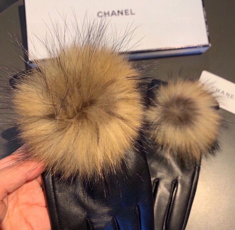 .Chanel Chanel 2021 fall and winter large fox fur ball touch screen gloves   goddess set of beauty must have  single product, beautiful   worth comparing    the same paragraph of different qualities, kill the market poor