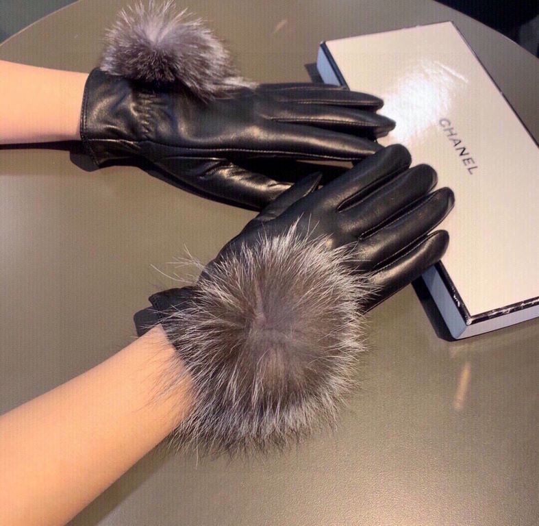 .Chanel Chanel 2021 fall and winter large fox fur ball touch screen gloves   goddess set of beauty must have  single product, beautiful   worth comparing    the same paragraph of different qualities, kill the market poor