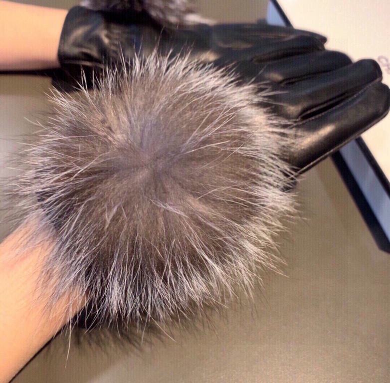 .Chanel Chanel 2021 fall and winter large fox fur ball touch screen gloves   goddess set of beauty must have  single product, beautiful   worth comparing    the same paragraph of different qualities, kill the market poor